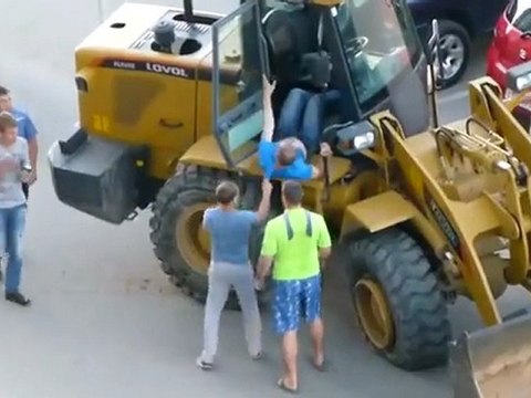 Un russe ivre dans un bulldozer détruit des voitures