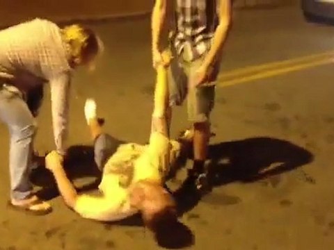 Mec ivre se prend une droite par un videur