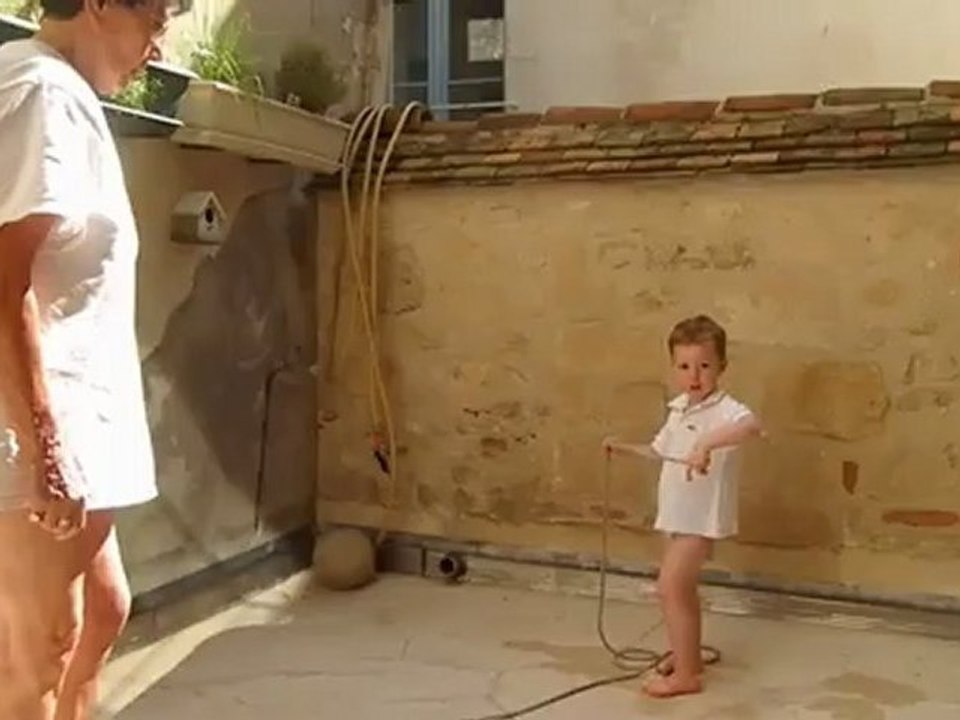 Yaël voulait apprendre à faire de la corde à sauter