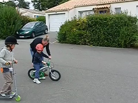 Nathan en vélo sans les petites roues 1