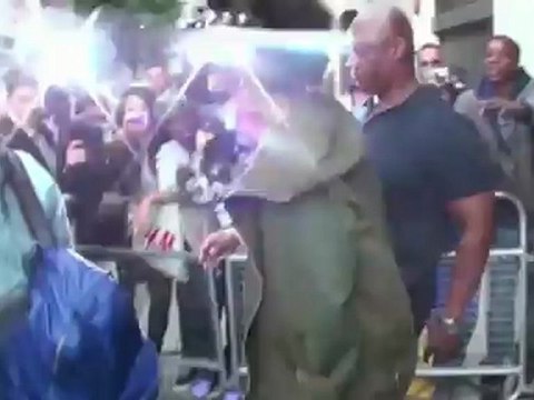 Celebrity Bytes: Rihanna: French People are 'Insane'