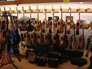 Inbreker speelt deuntje op piano