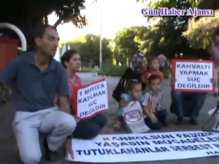 2 yaşındaki eylemci boyama kitabını elinden düşürmedi