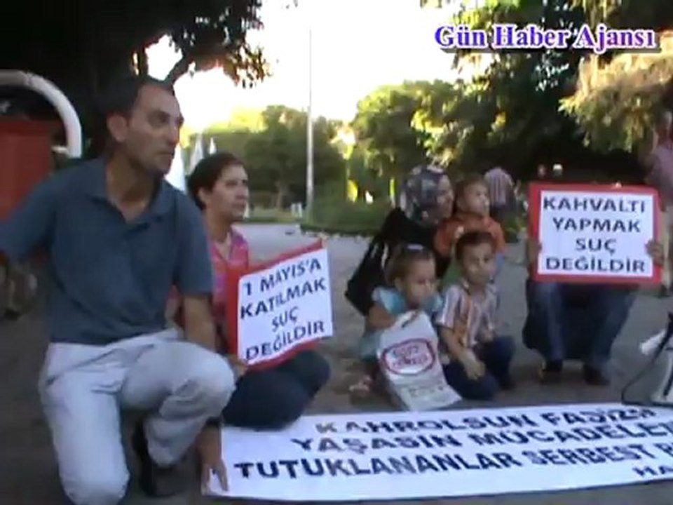 2 yaşındaki eylemci boyama kitabını elinden düşürmedi
