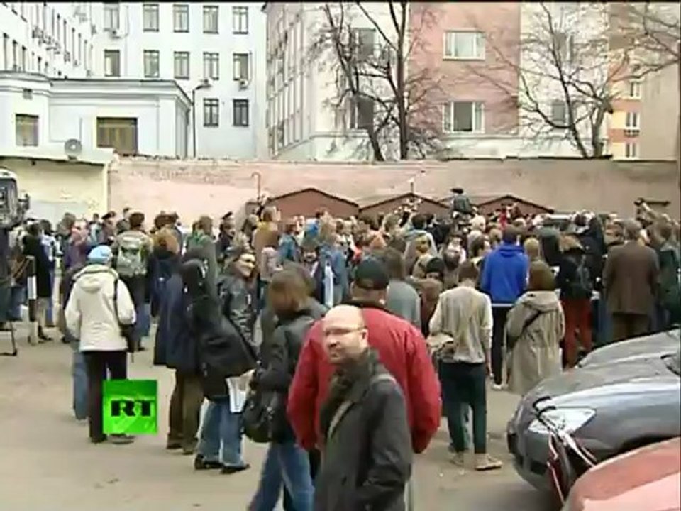 Video: Balloon riot, arrests as blaspheming band Pussy Riot in dock