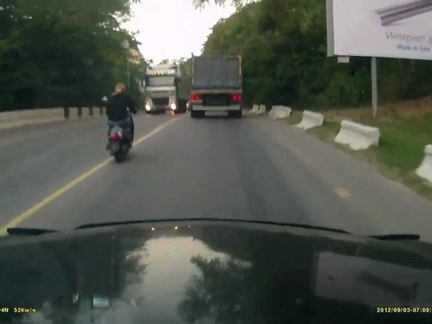 Une femme s'endort sur son scooter