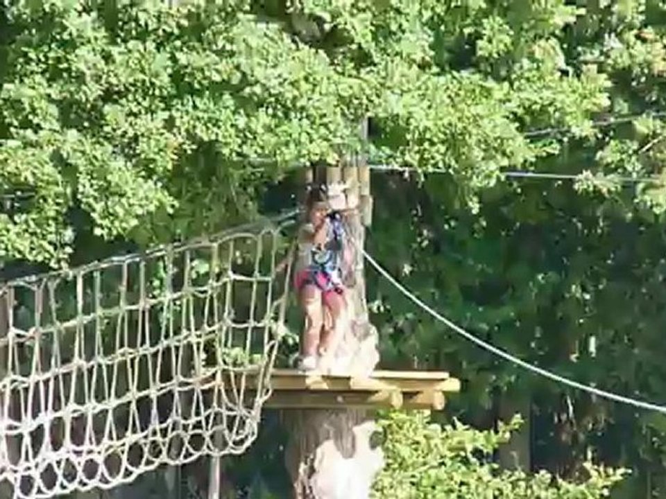 Justine s'eclate a l'accro branche