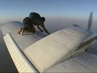 Debout sur une aile d'avion