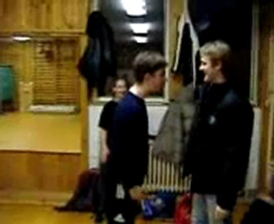 Vollidiot rennt gegen Wand