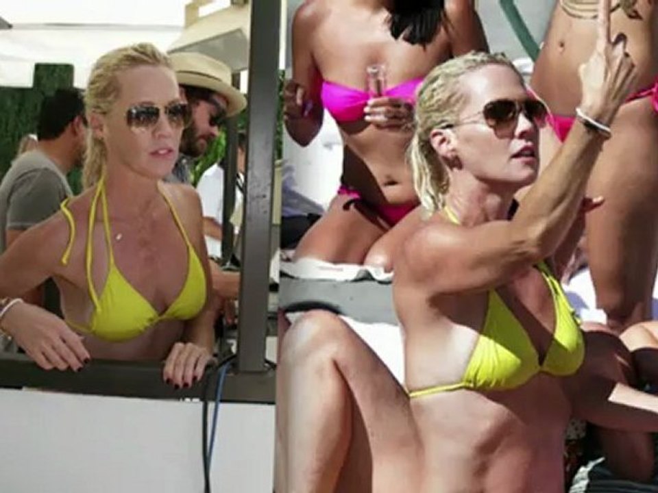 Jennie Garth beeindruckt im Bikini
