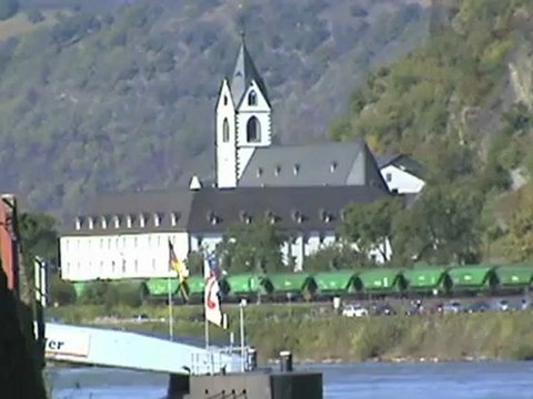 Züge und Schiffe gegenüber Bad Salzig am Rhein, LTE 185, Railion 185, 2x DBAG 185, 428