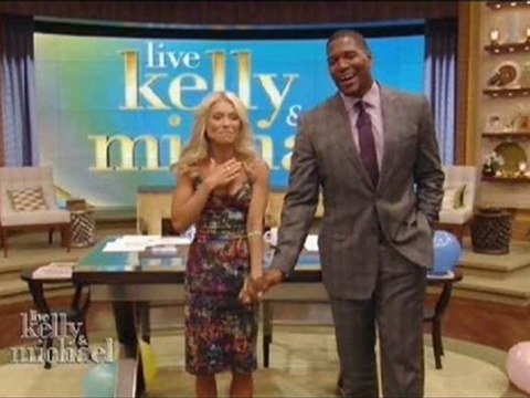 Watch NOW Michael Strahan Joins Kelly Ripa on ABC's 'Live!'
