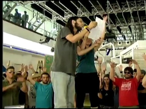 Un centenar de indignados toma la sede de la televisión pública de Murcia