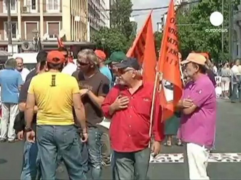 Greek public sector workers protest over cuts