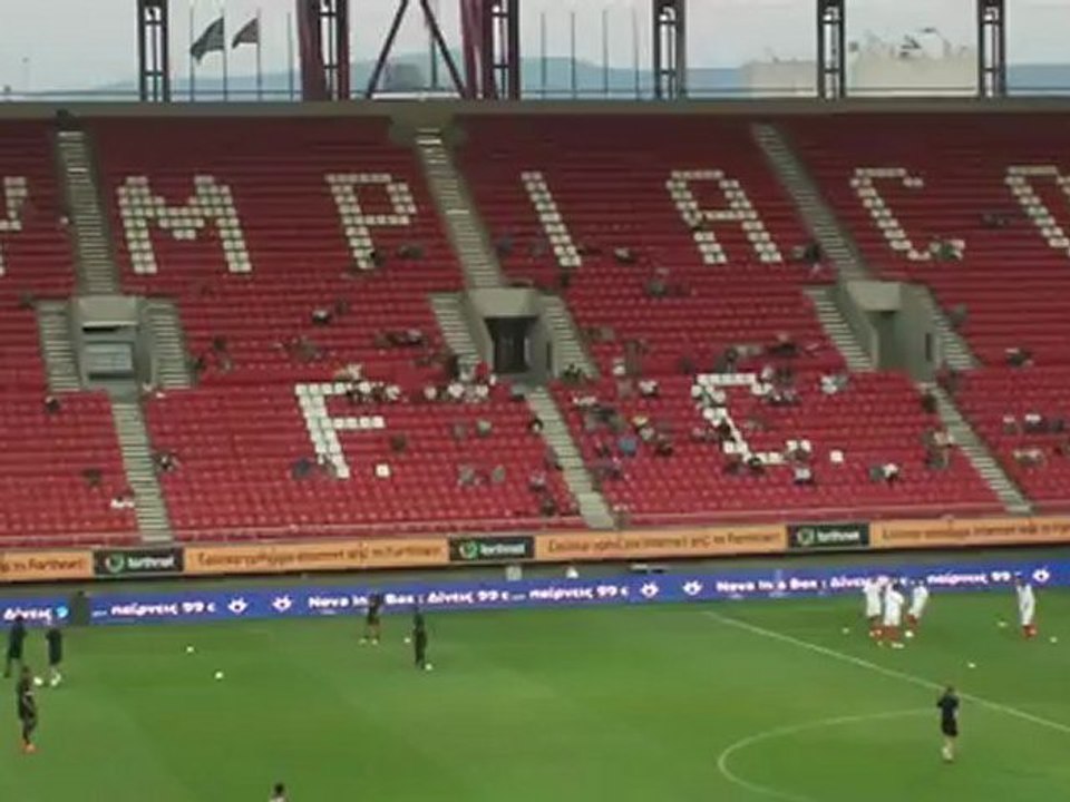 Το "Γεώργιος Καραϊσκάκης" λίγο πριν από τη σέντρα του αγώνα Ολυμπιακός-Άρσεναλ