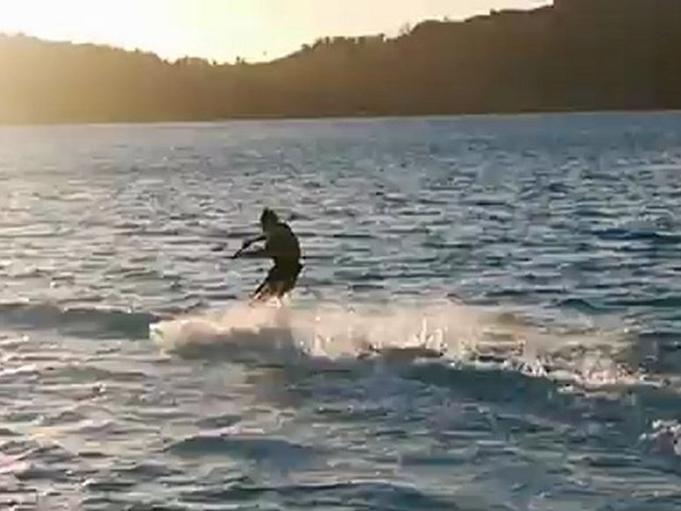 Samuel fait du wake board 3