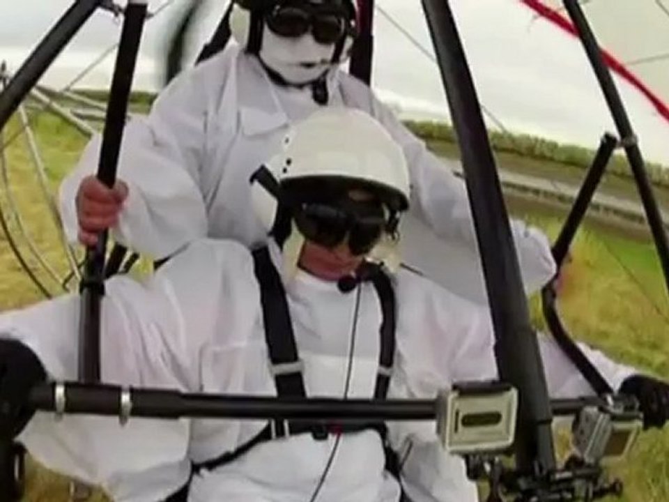 Poutine vole en deltaplane avec des grues de Sibérie