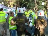 Grecia, la polizia protesta contro i tagli mentre sale...