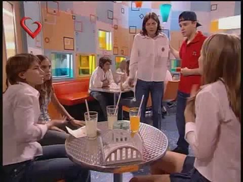 Rebelde Way 176, Mia confunde a Manuel