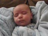 Bebé acorda com todas as expressões faciais possíveis e imaginárias