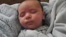 Bebé acorda com todas as expressões faciais possíveis e imaginárias