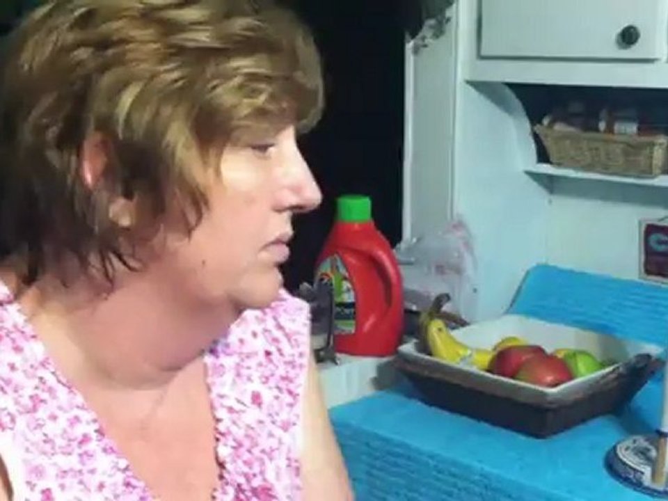 Mère somnambule danse dans la cuisine