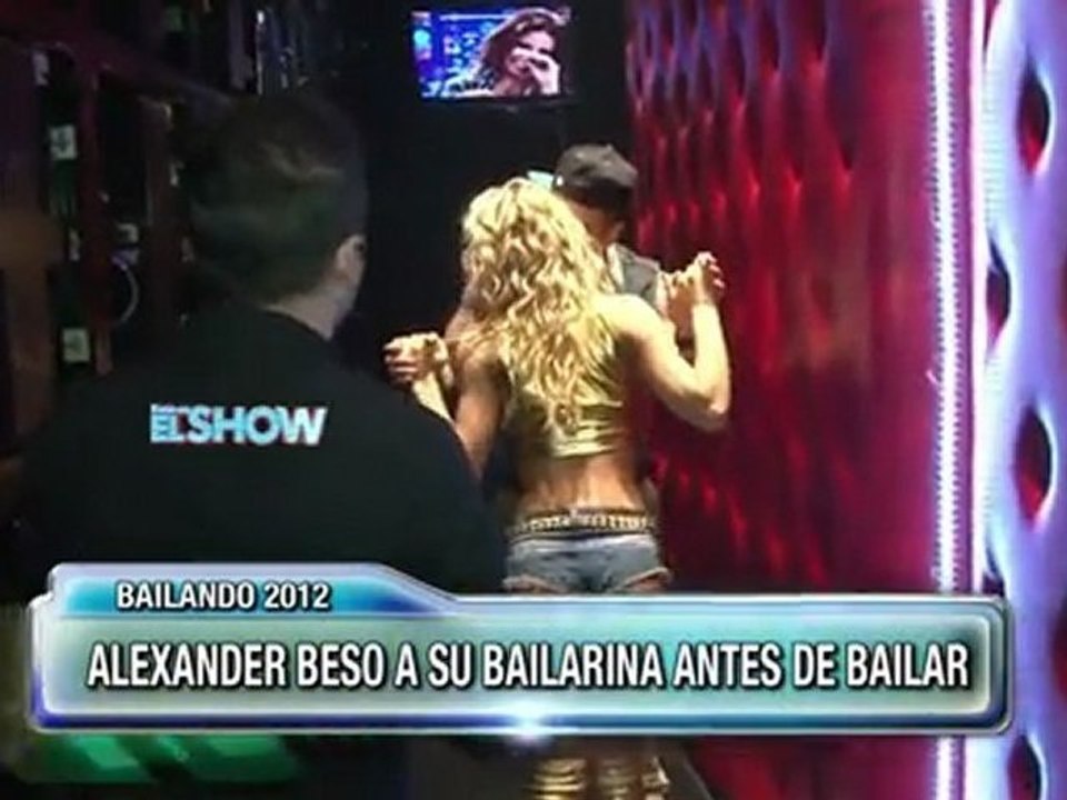 Beso de Alexander Caniggia y Sofia Macaggi