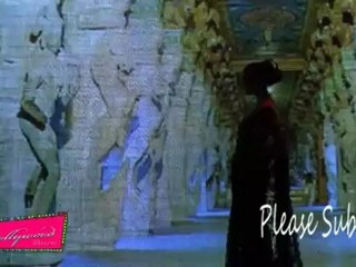 Hot Model Saree Fall on Ramp