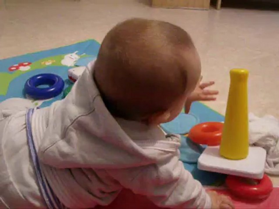 Mammilou PetitChoupi joue