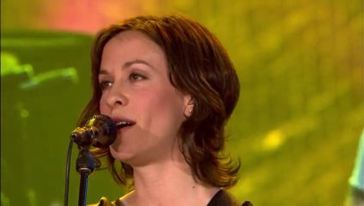 Alanis Morissette - Head Over Feet (LIVE)