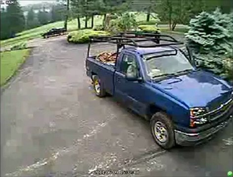 Il se fait rouler dessus par 2 voitures