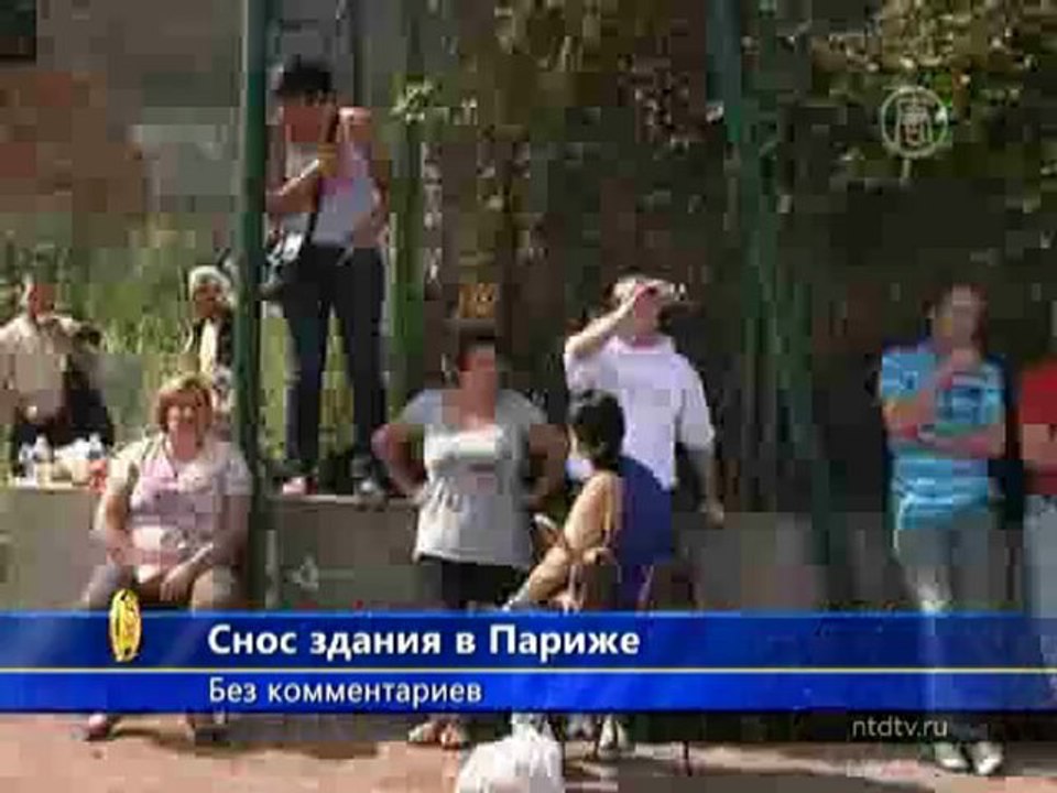 При сносе здания облако пыли устремилось на зевак