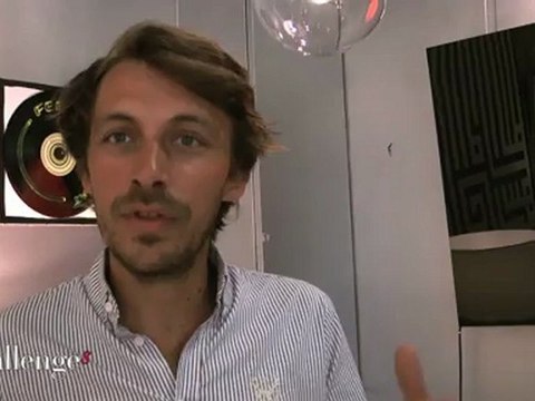 Yuksek chine aux puces de Saint-Ouen et parle des objets qu'il aime