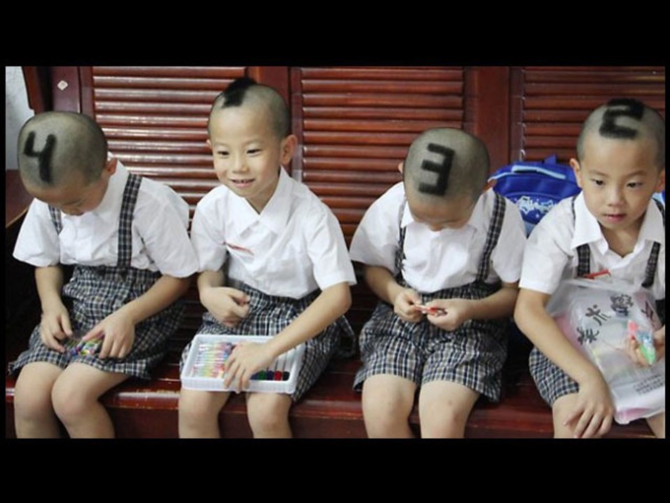 Une mère rase la tête avec des chiffres sur la tête de ses garçons quadruplet