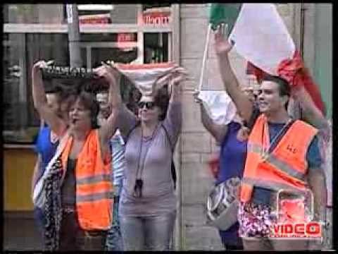 Napoli - In mutande davanti alla sede di Equitalia (live 07.09.12)