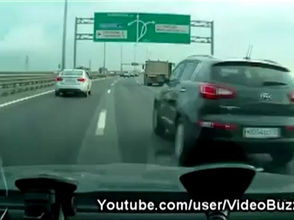 Accident de Moto à grande vitesse / Biker at high speed crashed into a car