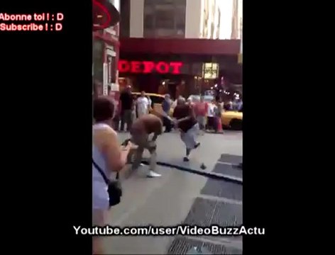 Baston à coup de baton en plein Times Square - Times Square Crutch fight2