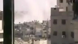 une explosion en Syrie fait s'envoler un homme / Flying explosion man !
