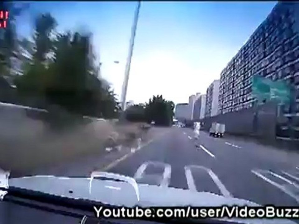 Un vieux violament écrasé par une voiture - Old man hit by a car on highway in South Korea