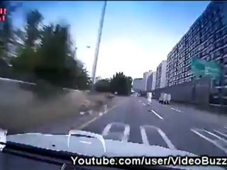 Un vieux violament écrasé par une voiture - Old man hit by a car on highway in South Korea
