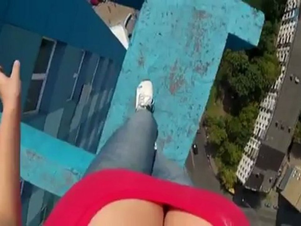 Sexy décolleté à donner le vertige !