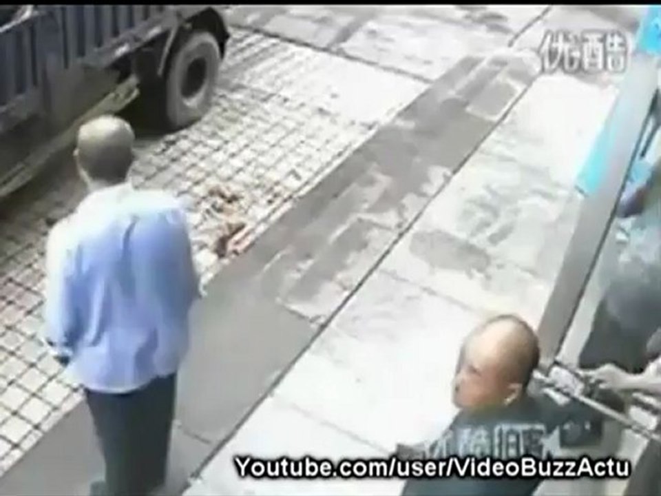 Un pneus de camion explose et lui ouvre le bras