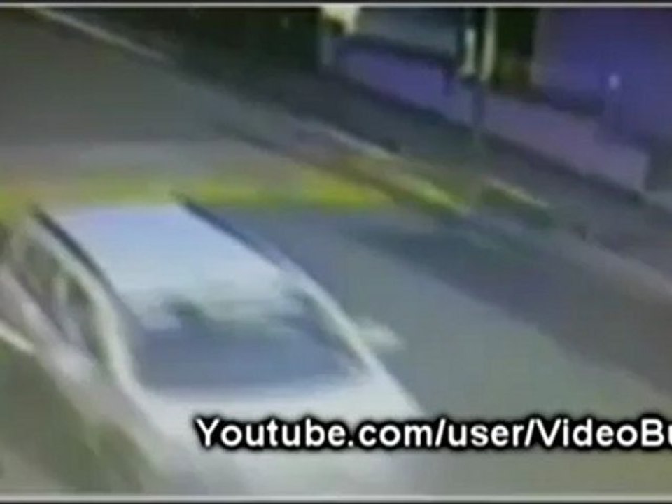 Un homme frape deux policiers, puis ce fait tuer à l'arme a feux / Man viciously stabs cops, then shot to death