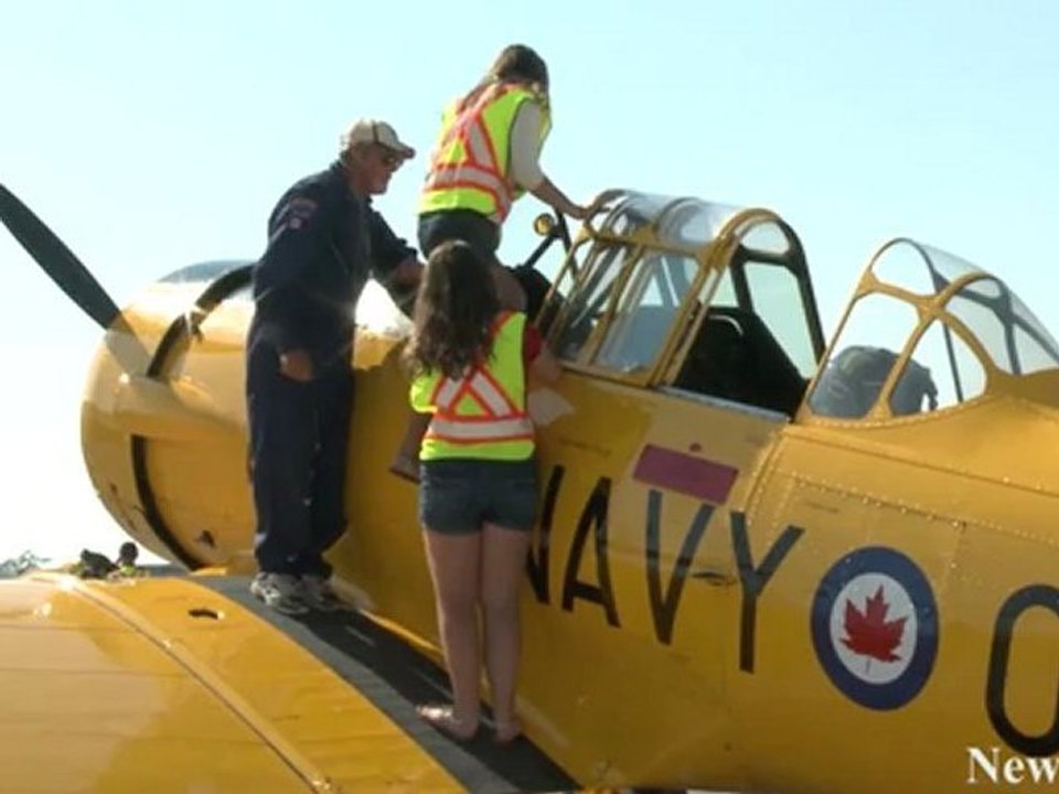 NewCa.com: 2012 Canadian International Air Show: CHAA Harvard & CHAT Harvard Demo