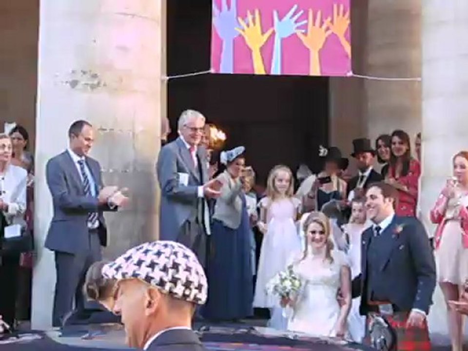 Un grand mariage écossais : la sortie des mariés de l'église
