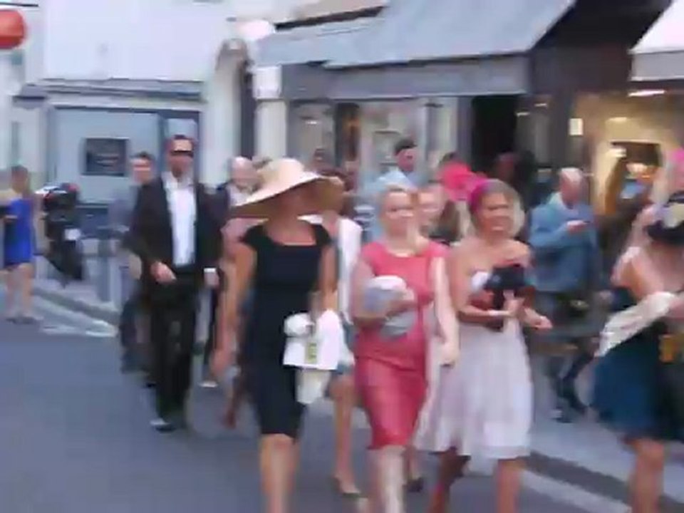 Un grand mariage franco-écossais : le défilé dans les rues de la ville