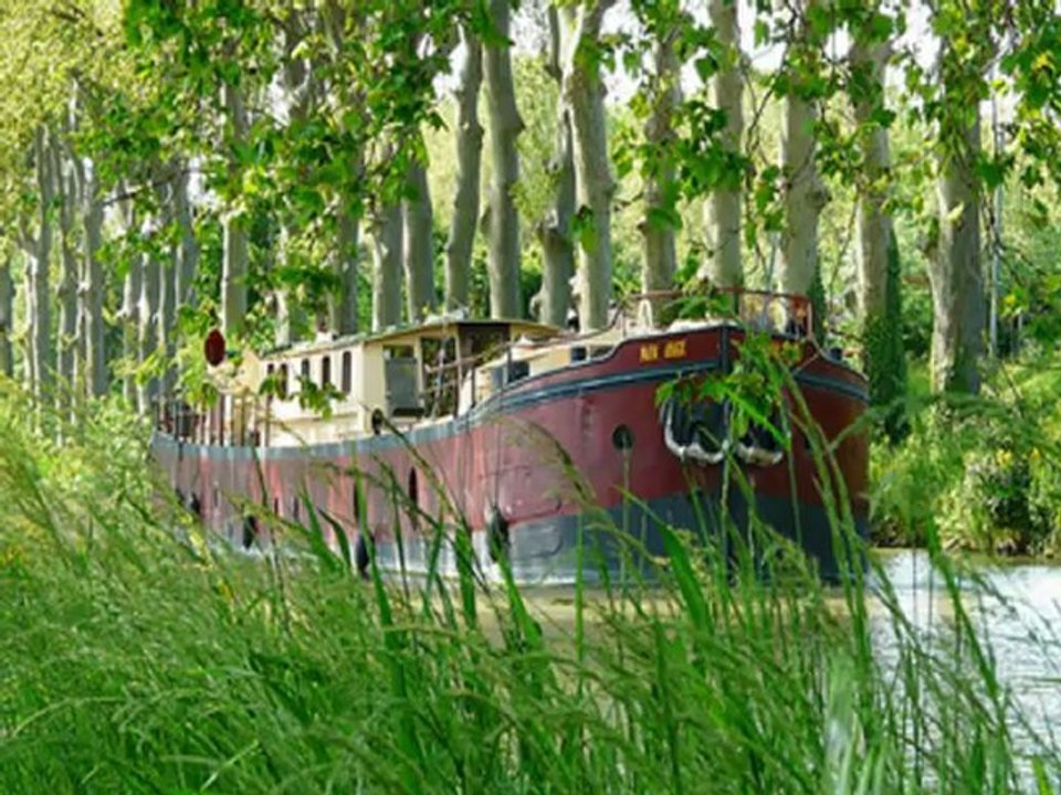 Péniches au fil de l' eau