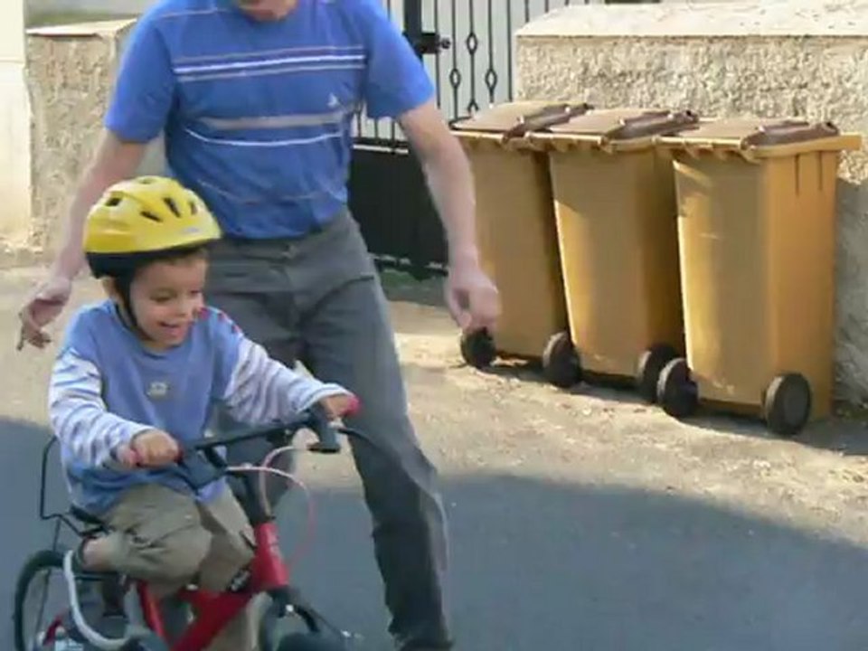 Isaac apprend le vélo