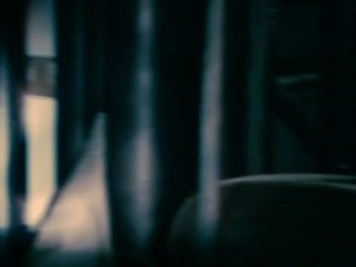 House at the End of the Street - Extrait: Flashlight [VO|HD]