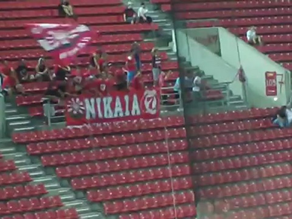 Η Νίκαια τραγουδάει για τον Ολυμπιακό